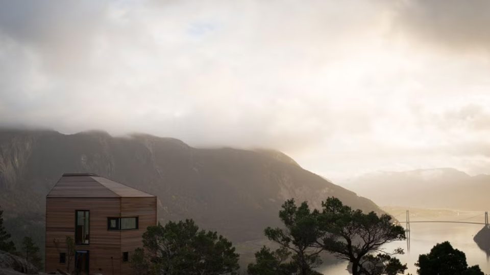 NORVEGIA UN HOTEL SULLE SCOGLIERE DI UN FIORDO