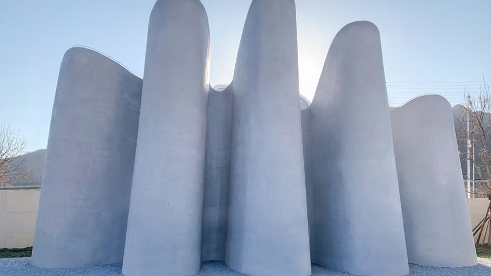 PECHINO UN BAGNO PUBBLICO CON FORME SINUOSE E VOLUMI MONOMATERICI